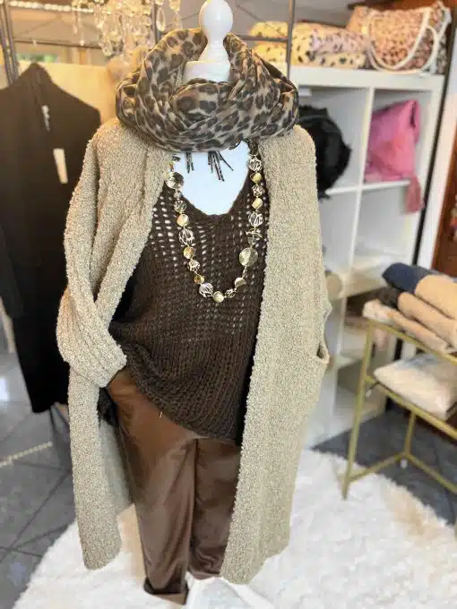 Entdecke deinen Style: Braune Hose, passendes Top, der "Alpaca Dream Cardigan", Statement-Kette und Leo-Print-Schal.
