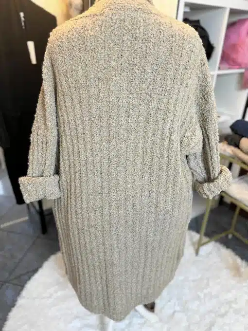 Entdecke deinen "Alpaca Dream Cardigan" - gemütlicher Grobstrick in Beige aus Wollmix, lässig gerollte Ärmel, dein Style-Upgrade!.