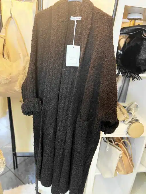 Entdecke deinen kuscheligen Alpaca Dream Cardigan aus Woll- und Alpakamix in Schwarz - stilvoll präsentiert im Boutique-Flair.