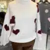 Verlieb dich in den Sweetheart Pullover: Weiß mit roten Herzen - trendy zu braunen Hosen, ein Must-have für deinen Look!.