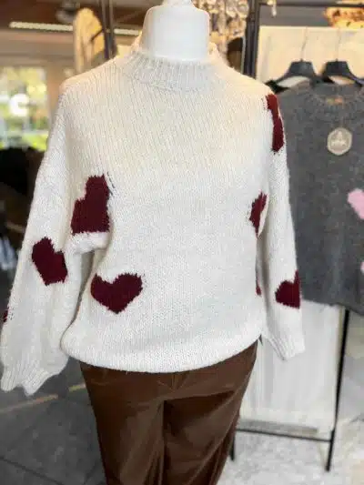 Verlieb dich in den Sweetheart Pullover: Weiß mit roten Herzen - trendy zu braunen Hosen, ein Must-have für deinen Look!.