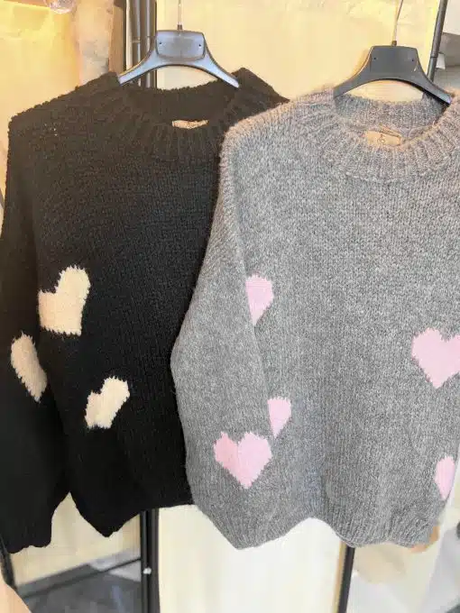 Hol dir den modernen Look: Zwei Sweetheart-Pullover mit Herzmotiv in Schwarz und Grau warten auf dich. Kuschel dich stilvoll ein!.