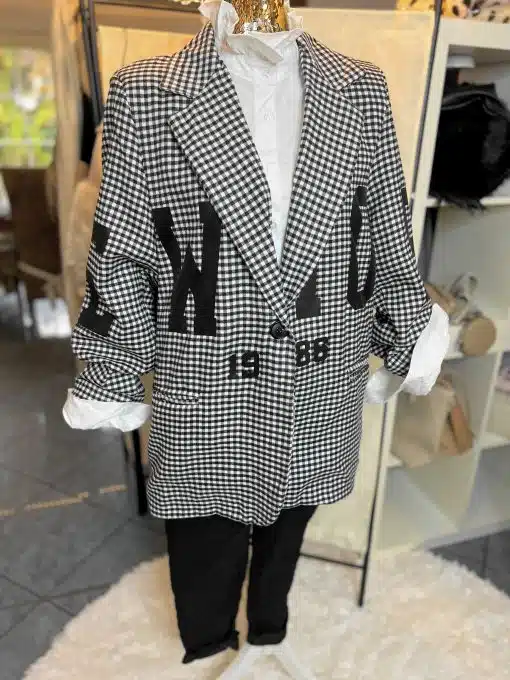 Erlebe den NY 1988 Vichy-Blazer "TOKYO 1986" - schwarz-weiß, stylish über weißem Hemd und schwarzen Pants für deinen Look.