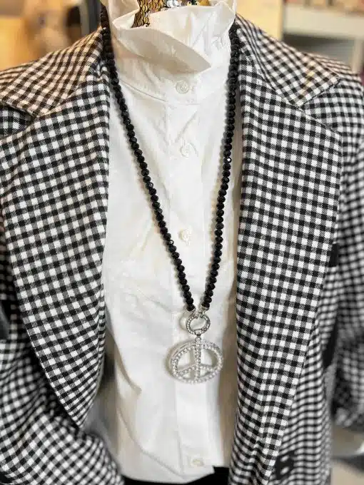 Setze mit dem NY 1988 Vichy-Blazer in angesagtem Schwarz-Weiß-Karo, weißem Shirt und Peace-Kette modische Statements.