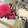 Entdecke deinen Wildlook: Stylische Animal-Print-Handschen - wähle Pink mit Pom-Pom oder Weiß mit flauschigem Bommel!.