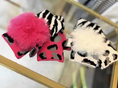 Entdecke deinen Wildlook: Stylische Animal-Print-Handschen - wähle Pink mit Pom-Pom oder Weiß mit flauschigem Bommel!.