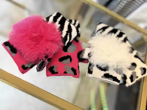Entdecke deinen Wildlook: Stylische Animal-Print-Handschen - wähle Pink mit Pom-Pom oder Weiß mit flauschigem Bommel!.