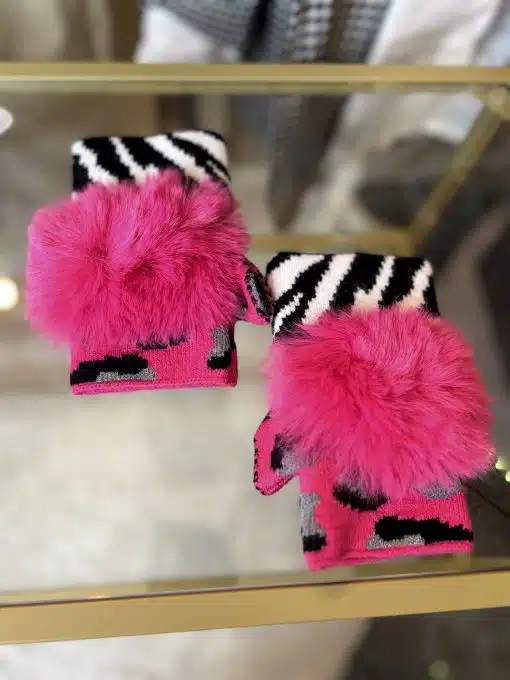 Setze mit den Wildlook Handstulpen ein Statement - deine fingerlosen Handschuhe im Zebra- oder Pink-Camo-Style mit knalligen Pom-Poms.