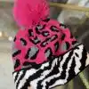Setzen Sie ein echtes Fashion-Statement mit der Wildlook Mütze im pinken Leo-Print und trendigem Kunstfell-Pompon!.