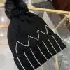 Setz ein Statement mit der Kristallzauber Mütze: Funkelndes Schwarz, Zickzack-Strass, flauschiger Pompon - dein Fashion-Must-have!.
