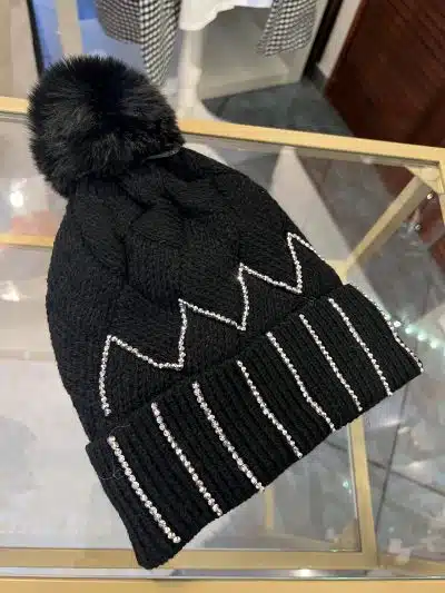 Setz ein Statement mit der Kristallzauber Mütze: Funkelndes Schwarz, Zickzack-Strass, flauschiger Pompon - dein Fashion-Must-have!.