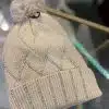 Setze mit der Kristallzauber Mütze in Beige glänzende Akzente - du ziehst alle Blicke auf dich mit Strass & flauschigem Pompon!.