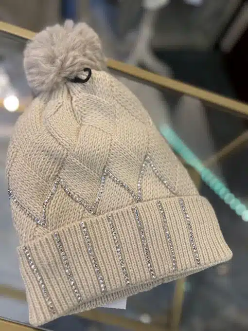 Setze mit der Kristallzauber Mütze in Beige glänzende Akzente - du ziehst alle Blicke auf dich mit Strass & flauschigem Pompon!.