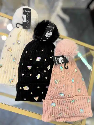 Verleihe deinem Look das gewisse Etwas: Die Winterzauber-Mütze mit Kristallen und Pompon gibt's in Creme, Schwarz oder Pink!.