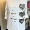 Setze ein Style-Statement mit dem Queen of Hearts Leo Shirt: Drei Animal-Print-Herzen, motivierender Spruch - das Must-have!.