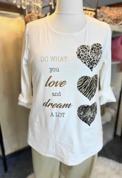 Setze ein Style-Statement mit dem Queen of Hearts Leo Shirt: Drei Animal-Print-Herzen, motivierender Spruch - das Must-have!.