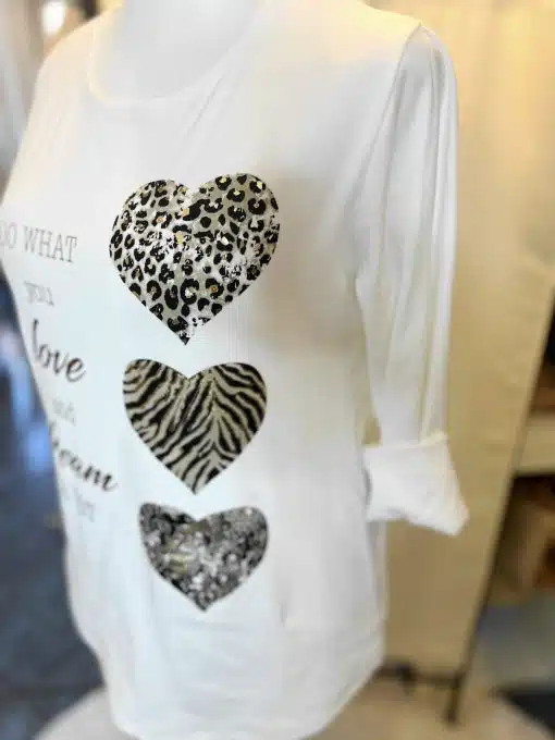 Lass dich von diesem weißen Shirt mit drei trendigen Herzen begeistern: Leo-, Zebra-Print und glitzerndes Silber - dein Must-have!.