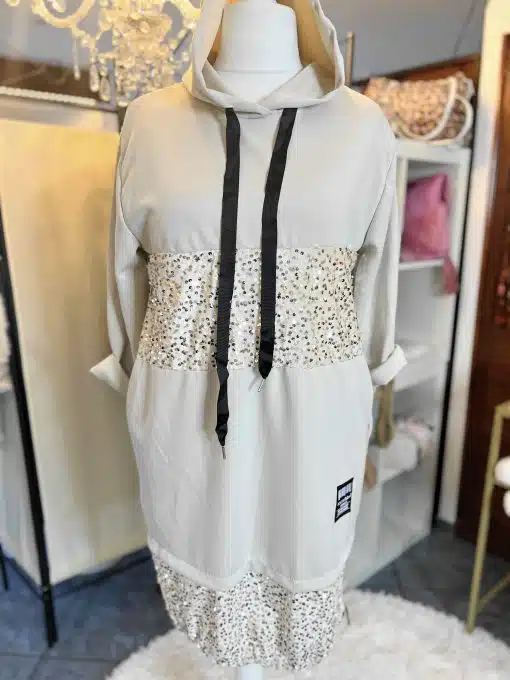 Spüre den Trend: Zieh dieses bequeme beige Hoodie-Kleid mit stylischem Sprenkelmuster an Taille und Saum für deinen Look an.