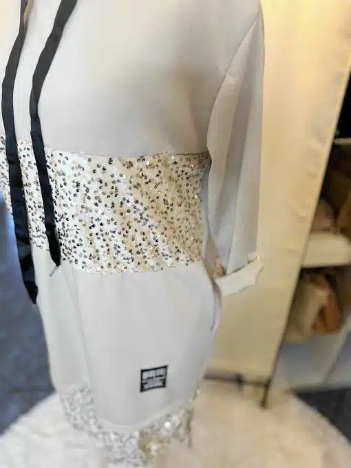 Mit dem Glitz Up Your Day Kleid mit glamourösen Pailletten-Details stichst du modern hervor - probier es im Store an!.