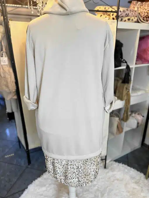 Erlebe deinen Wow-Moment: Zieh das Glitz Up Your Day Kleid an-lässiger Hoodie trifft auf funkelnden Pailetten-Rock!.