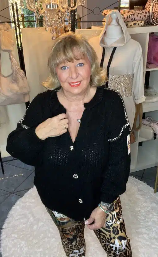 Strahle in der "Luna" Strickjacke in Schwarz, XXL - trendige Zierknöpfe, angesagte Nähte und coole Leo-Pants im stylischen Store!.