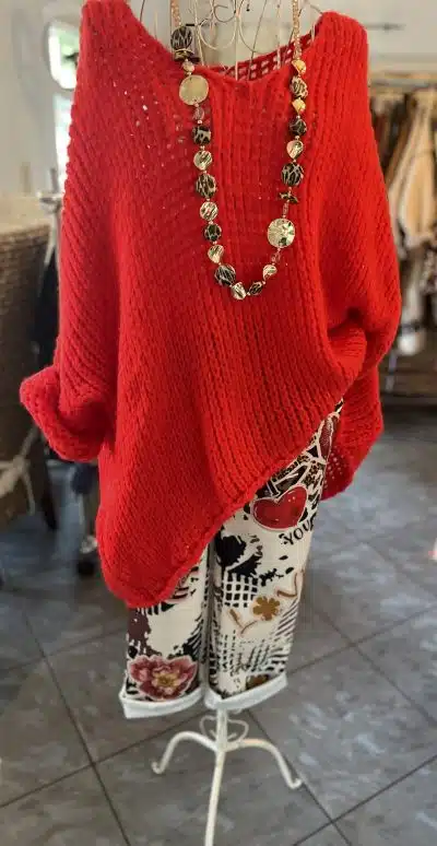 Entdecke deinen neuen Style: Zieh den roten "Everyday Cozy" Pullover mit goldener Kette und Print-Hose für echte Wow-Momente an!.