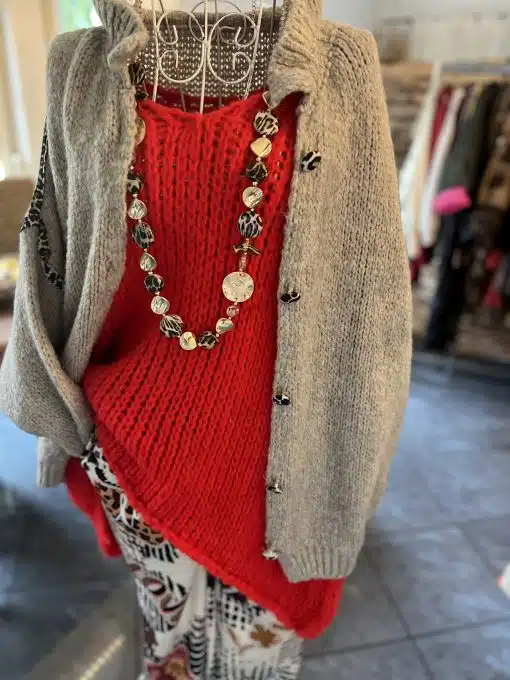 Entdecke deinen modernen Look mit der Luna Strickjacke in XXL, veredelt durch Zierknöpfe, Musterhose und goldene Kette.