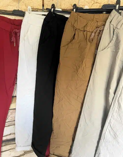 Entdecke fünf trendige Hosenfarben - Rot, Weiß, Schwarz, Braun und Beige. Finde jetzt deinen Herbstlook bei "Zauberhafte Hose 2025"!.