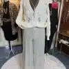 Mit der Belle Amour Strickjacke mit 3D-Blumen und glitzernden Silver-Pants wirst du zum eleganten Highlight auf flauschigem Weiß.