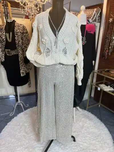 Mit der Belle Amour Strickjacke mit 3D-Blumen und glitzernden Silver-Pants wirst du zum eleganten Highlight auf flauschigem Weiß.