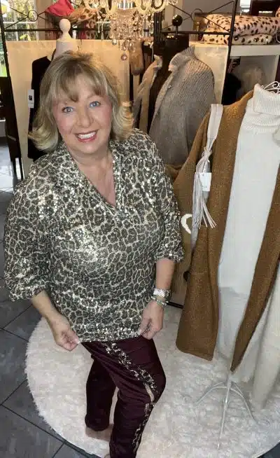 Entdecke deinen Style: Strahle in der Wild Sparkle Tunic Bluse und Maroon Pants neben angesagten, gemütlichen Herbst-Outfits.