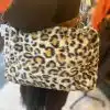 Entdecke deine stylische Kunstfelltasche "Glam Cat" im Leo-Print - flauschig, modern und mit Kettenriemen am Strickteil!.