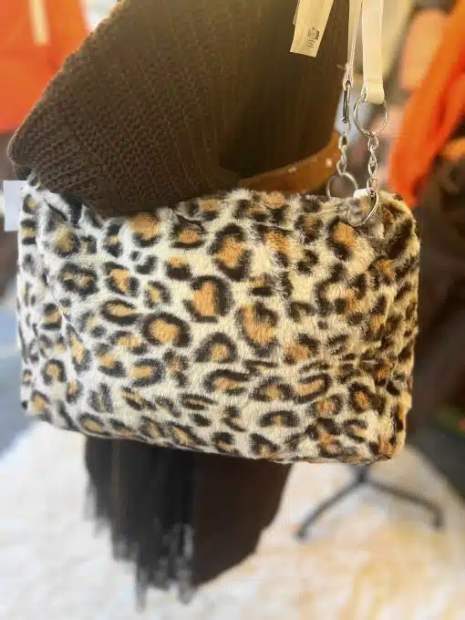 Entdecke deine stylische Kunstfelltasche "Glam Cat" im Leo-Print - flauschig, modern und mit Kettenriemen am Strickteil!.