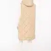 Du trägst eine beige, gesteppte Longweste mit Kapuze, dazu weiße Hose und Sneaker - modern, stilvoll und ganz du selbst.