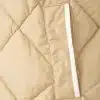 Erlebe dein Style-Upgrade: Der gesteppte beige Jackenstoff mit weiß eingefasster Tasche setzt moderne Akzente für deinen Look.