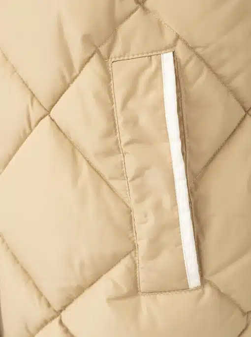 Erlebe dein Style-Upgrade: Der gesteppte beige Jackenstoff mit weiß eingefasster Tasche setzt moderne Akzente für deinen Look.