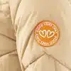 Hol dir den angesagten "Happy Vibes" Steppmantel in Beige - das orange Patch mit "GOOD VIBES ONLY" und Herzen macht dich zum Hingucker!.