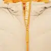 Mit dem "Happy Vibes" Steppmantel zeigst du Style: Beige außen, leuchtend orange gefüttert, Statement-Zipper mit HAPPY VIBES.