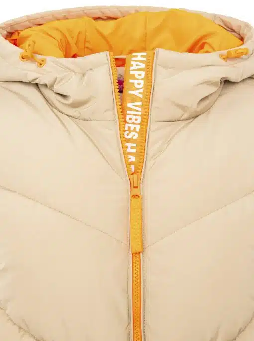 Mit dem "Happy Vibes" Steppmantel zeigst du Style: Beige außen, leuchtend orange gefüttert, Statement-Zipper mit HAPPY VIBES.