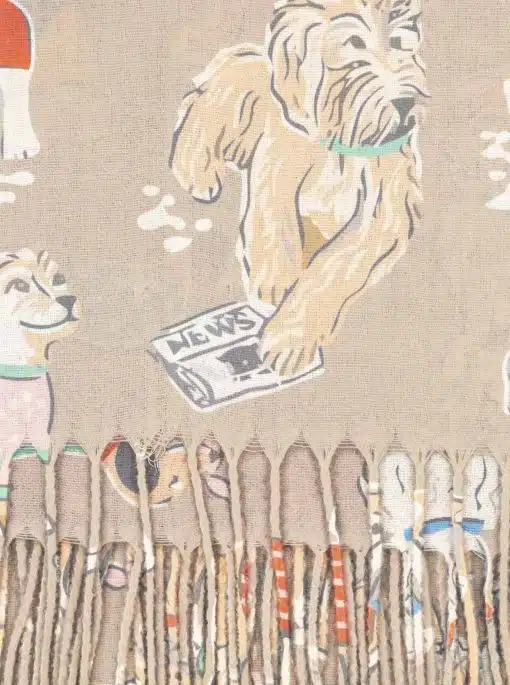 Entdecke deinen neuen Lieblingsschal: Moderne Hundemotive, cooler Fransen-Look und ein Hingucker mit Zeitungsleser-Hund!.