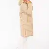 Strahle Glück aus im "Happy Vibes" Steppmantel - lang, beige mit orangen Details. Kombiniere ihn modern mit Weiß und Sneakern.