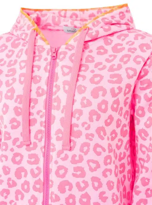 Mit der Zwillingsherz Sweatjacke "Leo Neon" ziehst du alle Blicke auf dich - pinker Leo-Print und cooler Frontzip.