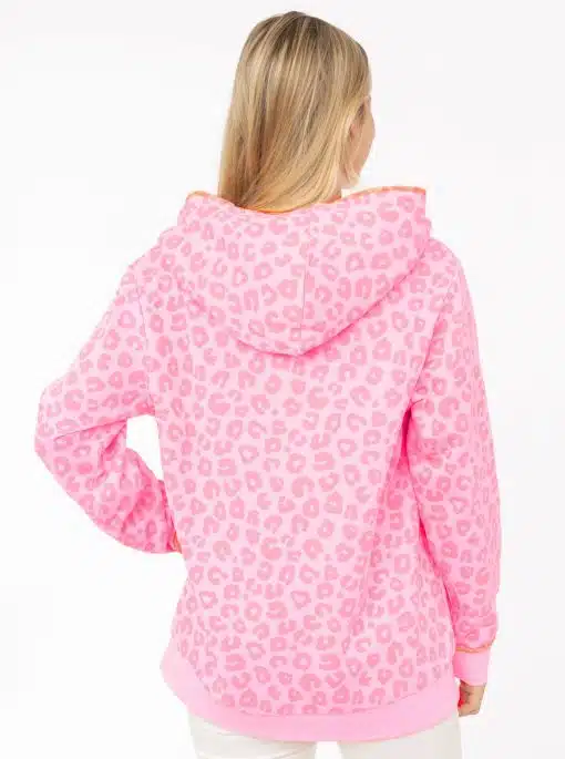 Du trägst die stylische Zwillingsherz Sweatjacke "Leo Neon" in coolem Pink-Leo-Print - ein echtes Fashion-Statement!.