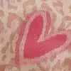 Setze ein Statement mit dem Winterschal "Herz & Patches": pinkes Herz und Leo-Print machen deinen Look einzigartig trendy.