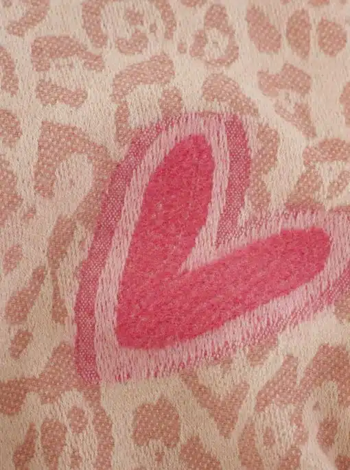 Setze ein Statement mit dem Winterschal "Herz & Patches": pinkes Herz und Leo-Print machen deinen Look einzigartig trendy.