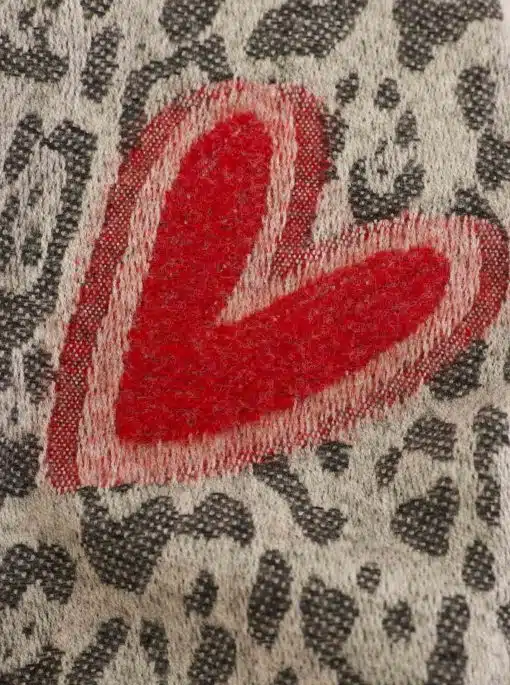 Setz ein stylisches Statement: Ein rotes Herz auf grauem Stoff, Animal Print - verpass deinem Winterschal das gewisse Etwas!.
