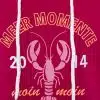 Entdecke deinen Style: Roter Hoodie mit weißen Kordeln, pinkem Hummer und gelber "MEER MOMENTE 2014 moin moin" Message.
