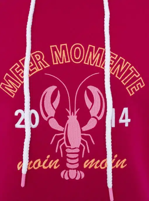Entdecke deinen Style: Roter Hoodie mit weißen Kordeln, pinkem Hummer und gelber "MEER MOMENTE 2014 moin moin" Message.