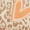 Setzen Sie ein Fashion-Statement mit dem Winterschal "Herz & Patches": Beigebraune Muster, orangefarbenes Herz - warm, stylisch, einzigartig.