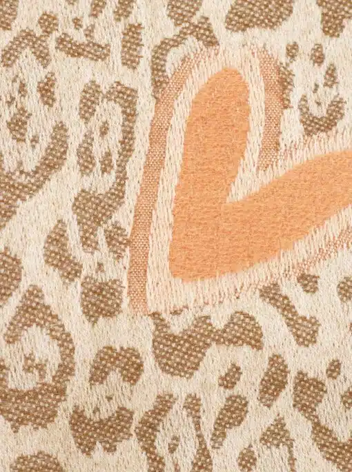 Setzen Sie ein Fashion-Statement mit dem Winterschal "Herz & Patches": Beigebraune Muster, orangefarbenes Herz - warm, stylisch, einzigartig.